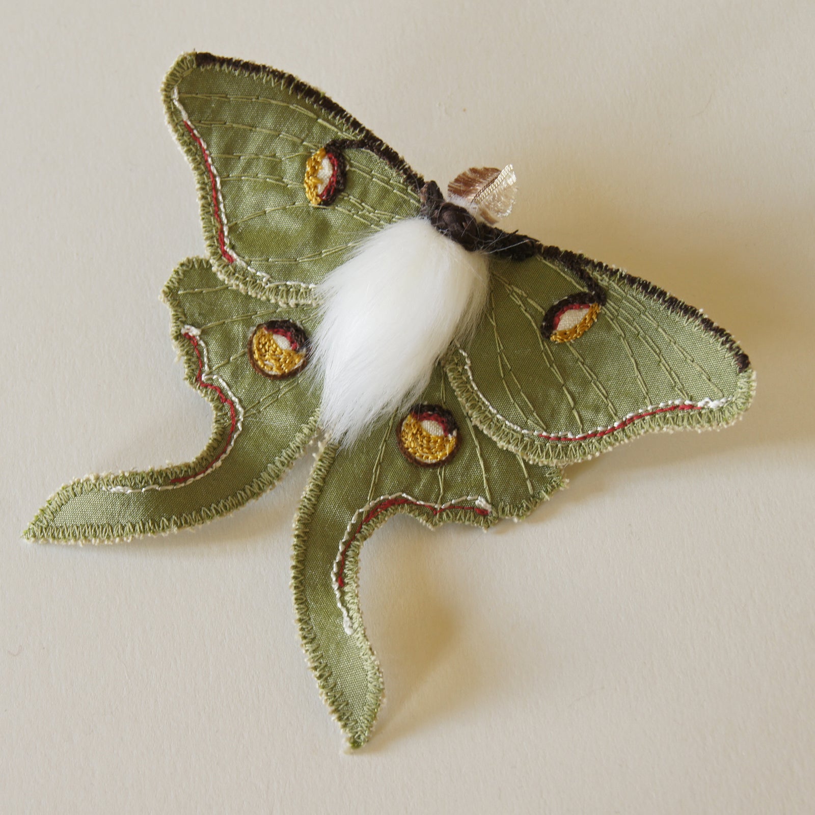 【きれいめファッション51選】上品さと清潔感をキープし Brooches - Terracotta Blue その他