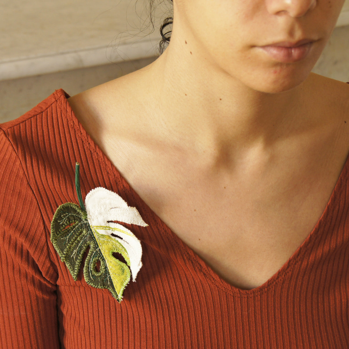 Monstera deliciosa brooch, Tropical leaf jewelry