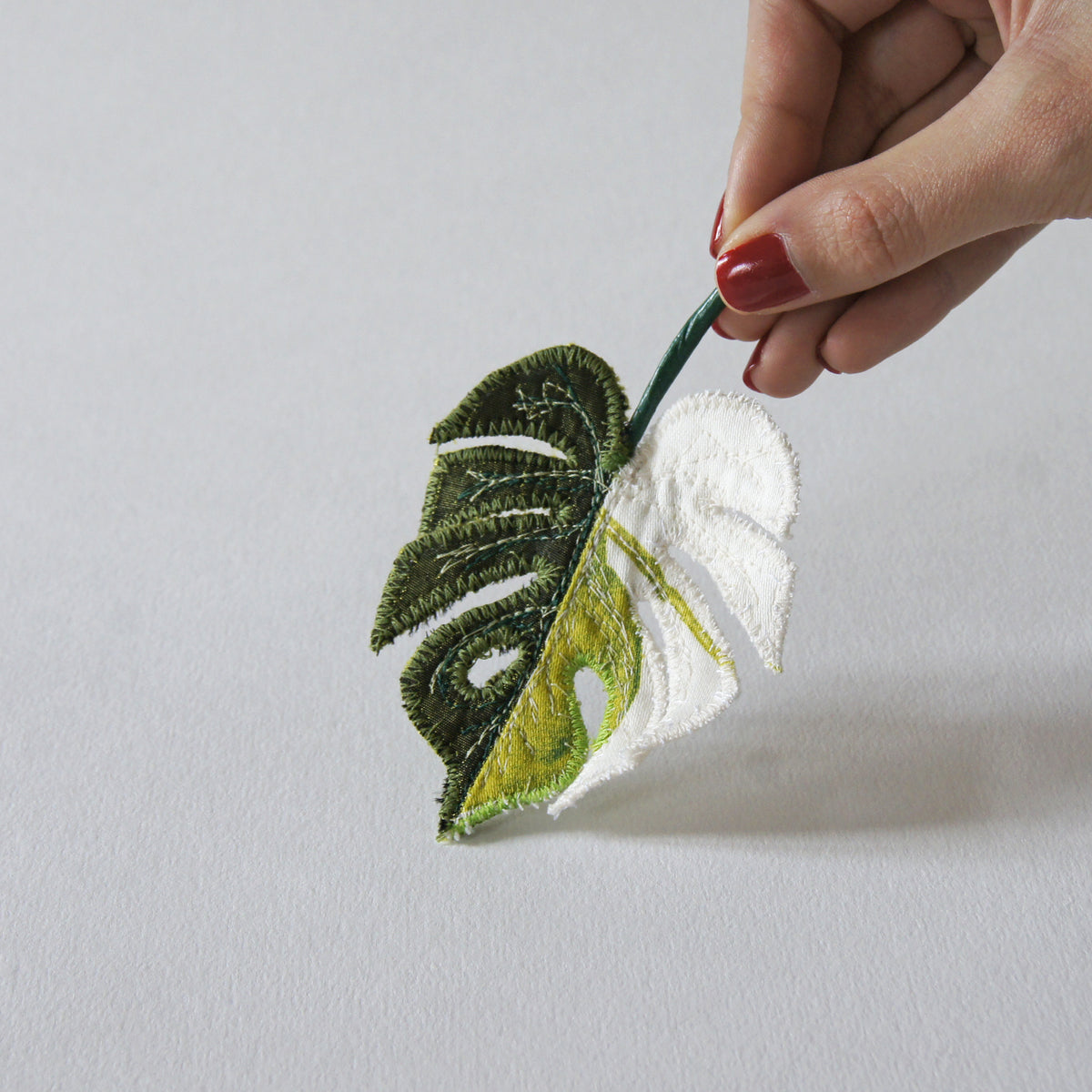 Monstera deliciosa brooch, Tropical leaf jewelry